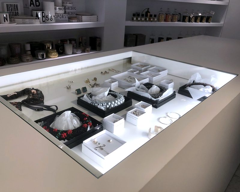 Accessoires en juwelen in de glazen toonbank van de winkel